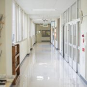 高校の廊下を進む、見通す