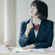 受験勉強中の女子高校生
