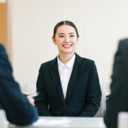 面接にて笑顔で話す女性。自己PR、志望理由。