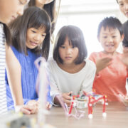 プログラミング教育_ロボットを動かす子ども達