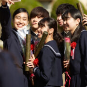 一緒に写真を撮る卒業生たち