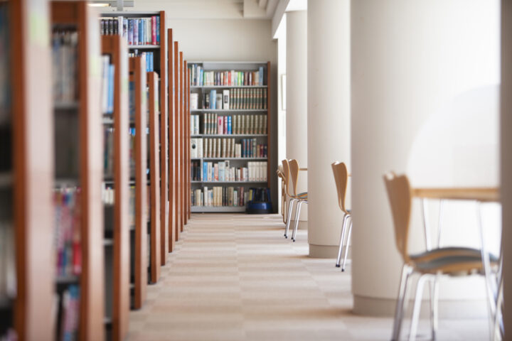 図書館_書架と閲覧席